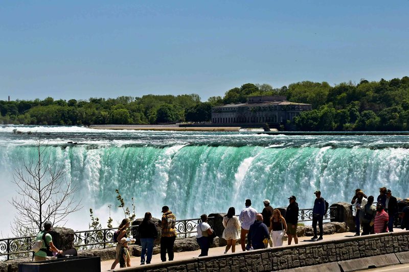 Visitors at the railing above the Horseshoe Falls