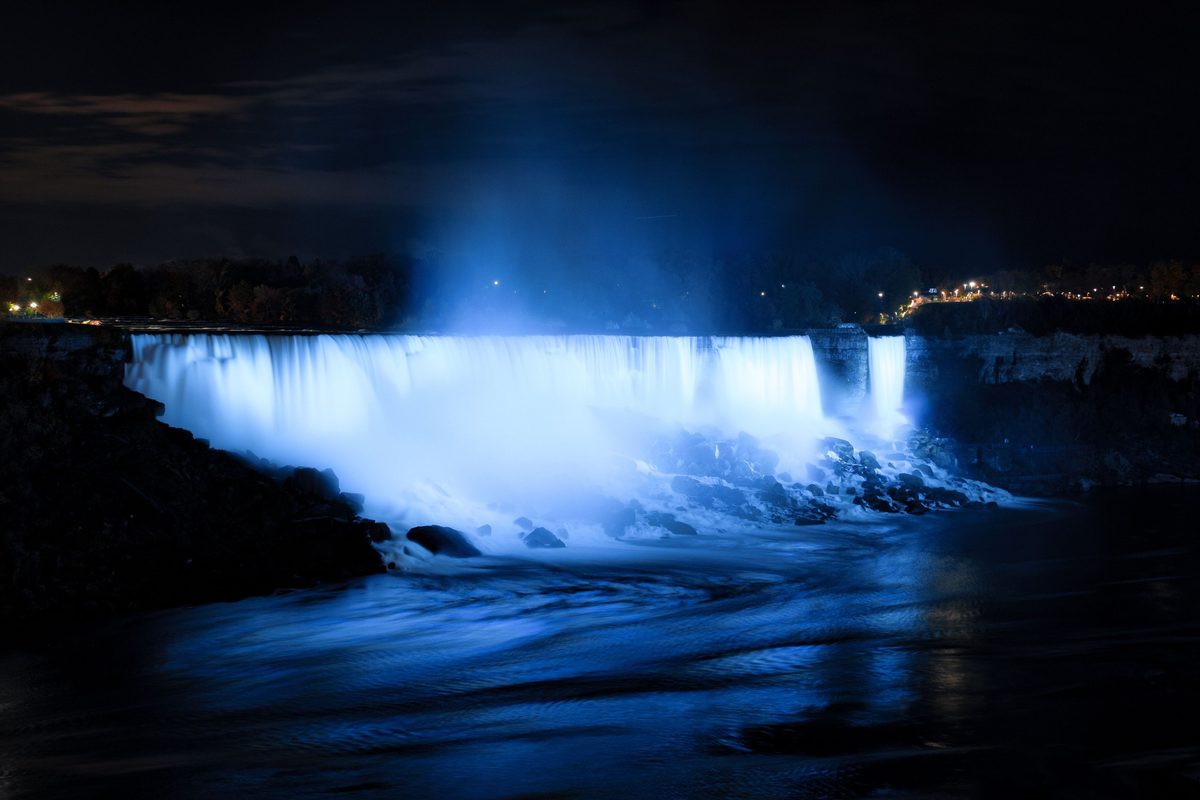 The Horseshoe Falls lit in blue and white after dark